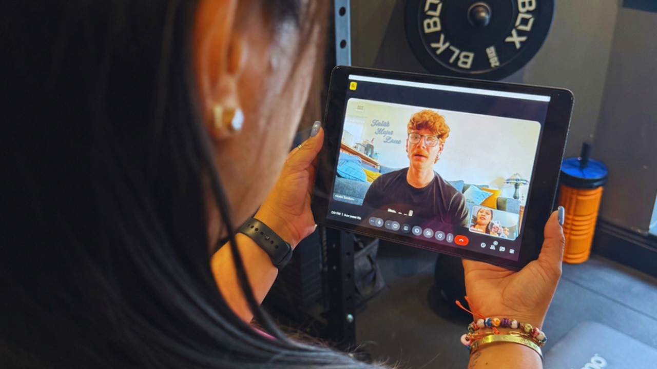 A Pulse Club member training at home with her coach on screen